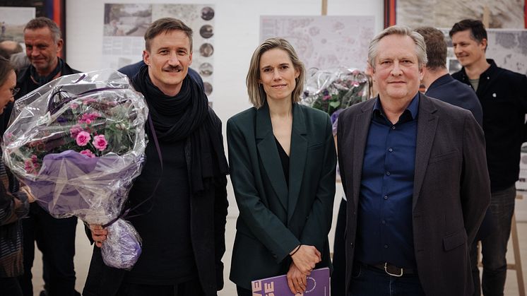 Fra venstre: Jens Byriel Kinch (leder af AART Byrum & Landskab), Anne Sofie Buur Okkels (arkitekt og partner i AART) samt Flemming Hedegaard Larsen (museumschef v. Vejlemuseerne). Foto: Jonas Normann