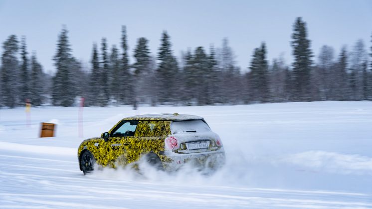 Neste generasjon elektriske MINI testes på nordisk is og snø