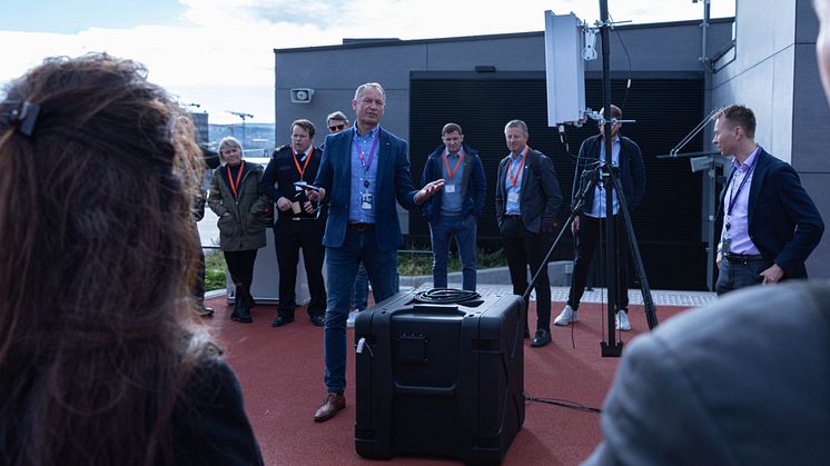 Produktsjef Steinar Ulvøy i Telia (i midten) viser frem det taktiske private mobilnettet til representanter fra blant annet Forsvaret og ulike NATO-land under en demonstrasjon på selskapets hovedkontor på Økern Portal fredag 30. september.