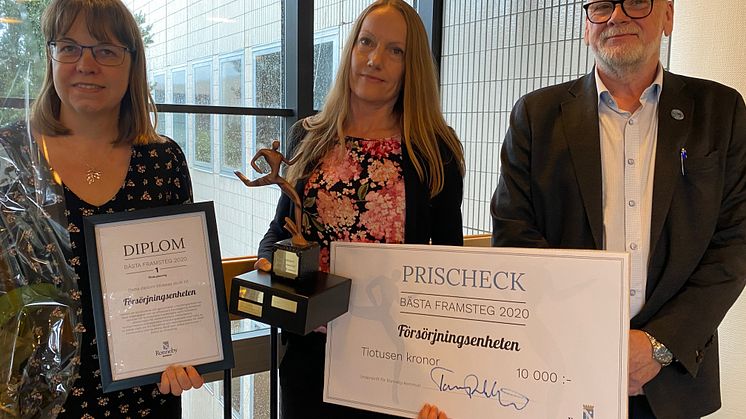 På torsdagen belönades Försörjningsenheten, socialförvaltningen med blommor, diplom och prispengar på 10 000 kronor för sitt förändringsarbete. Från vänster; Åsa Karlsson, socialsekreterare, Malin Gustafsson, enhetschef och Tommy Ahlquist.