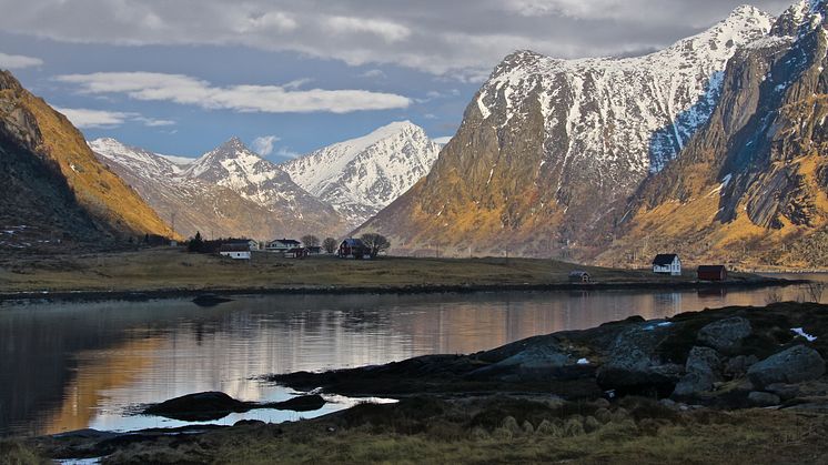 Einzigartiger Blick auf den Fjord in Hennignsvaer umrahmt von hohen Berge schneebedeckt