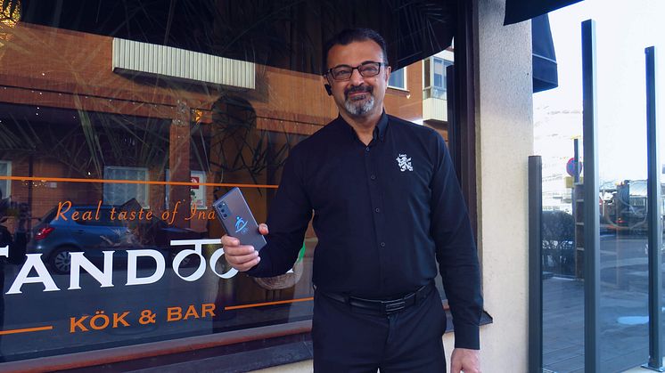 Ashok Hindocha blev först i Sverige med att ta betalt direkt på sin Samsungtelefon