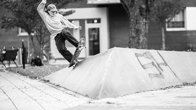 Skate Malmö Street 2020 pågår fram till 16 augusti. Skatare: ​Moa Zander. Fotograf: Nils Svensson