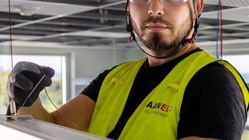 Hakan Ceylan installerar armaturen Cardi Intra