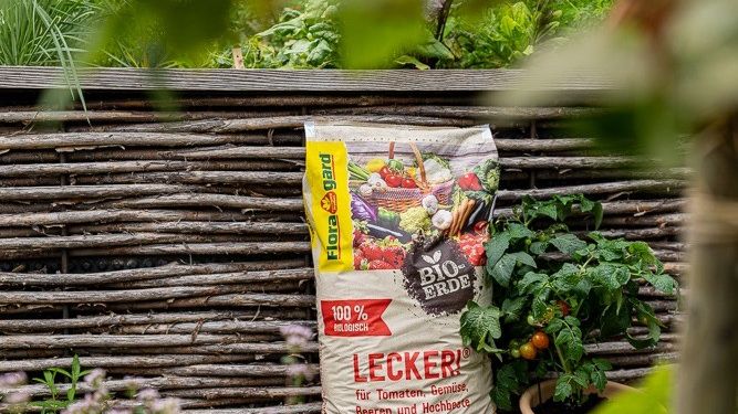 Floragard_Bio-Erde Lecker_vor Hochbeet.jpg