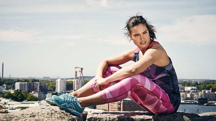 Färgstarkt men sobert - en tydlig trend i sommarens sportmode