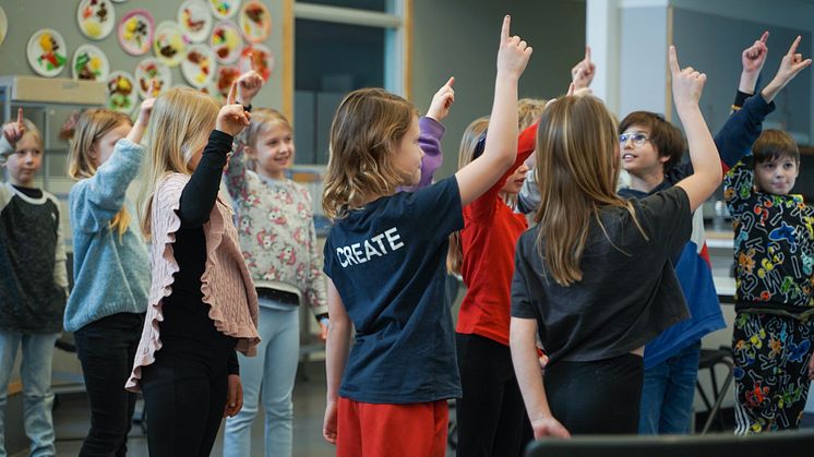 Elever i årskurs 2 på Väskolan deltar i workshopen Musik- och rytmikglädje