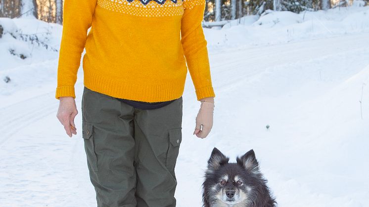 Anne-Christina Ström och finska lapphundstiken Saiva. Fotograf Yvonne Ekholm.