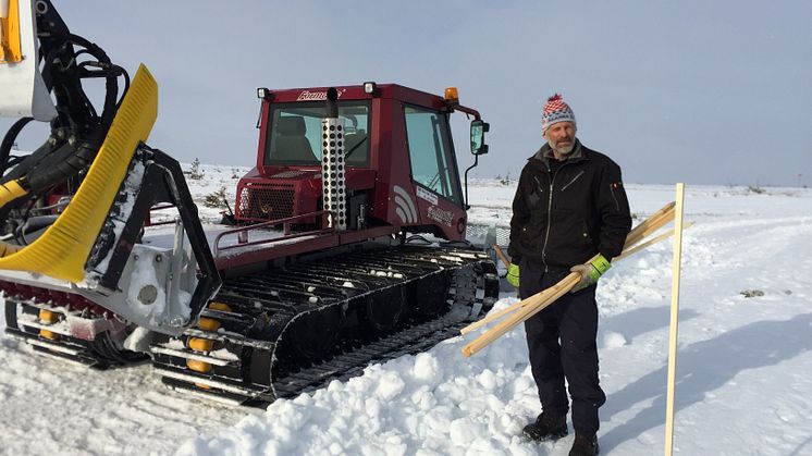 Thomas Wassberg, just i färd med att schakta om snön och staka ut bansträckningen ner mot målområdet.