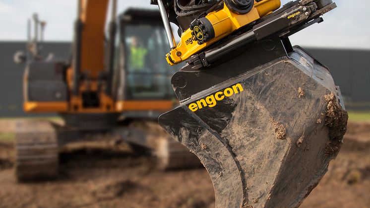 Verdensnyhed – Engcon tilter automatisk med Leica Geosystems