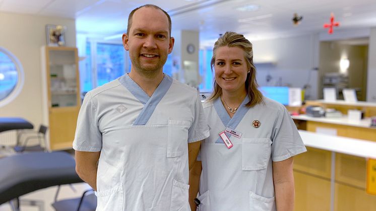 Läkaren Fredrik Toss och sjuksköterskan Lina Viklund vid blodcentralen ber att befintliga blodgivare ska komma och ge blod. 