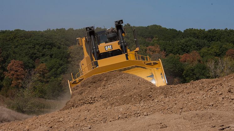 Cat D8T bandschaktare i arbete - framifrån