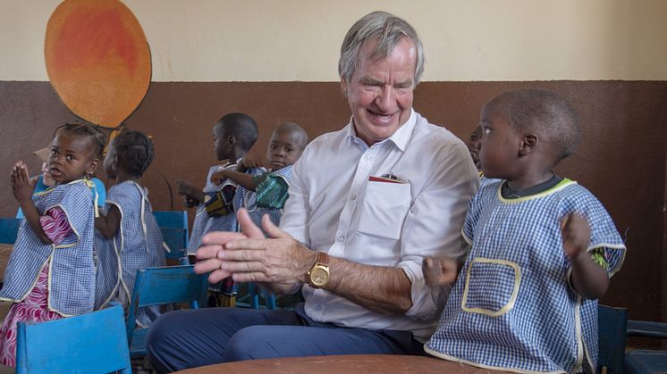 Norwegians koncernchef Bjørn Kjos med skolbarn i den Centralafrikanska republiken