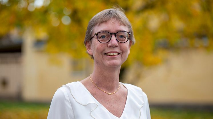 Kristina Carlén får motta Länsförsäkringar Skaraborgs pris, utdelat av Skaraborgs Akademi, för sin avhandling ”Predictors of mental health in adolescents – with a salutogenic perspective”.