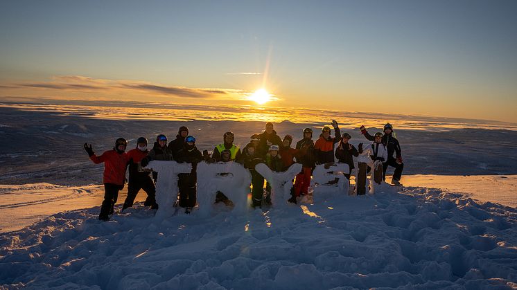 Denne danske gruppen er i Trysil for femte gang. Her samlet på toppen av Trysilfjellet. Foto: Jonas Sjögren/Destinasjon. Trysil