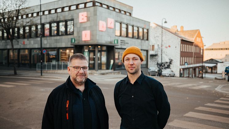 SAMARBEID: Daglig leder i NMF Nord-Norge, Geir Ulseth og programsjef i Bodø2024, Henrik Sand Dagfinrud, møttes for å diskutere samarbeidsavtalen. Foto: Fredrik Stenbro