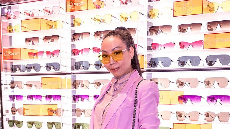 ​Wai Chan, Head Of Design för Synsam Group. Här framför en av vårens supertrender: Synsams housebrand Fellepini, tio uttrycksfulla varianter som tar för sig både i färg och form. 