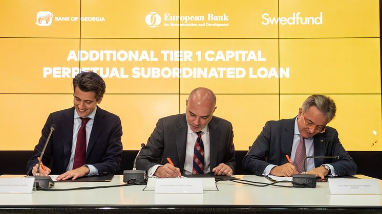  Swedfunds Senior Investment Manager Jakob Larsson på plats för signeringsceremonin i Tblisi, Georgien tillsammans med Archil Gachechiladze, Bank of Georgias VD och Francis Malige, EBRD:s VD, Financial Institutions.