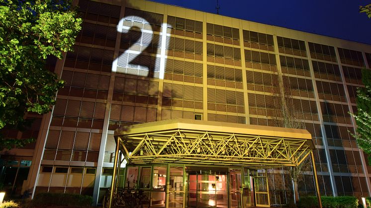 Gebäude der 21-Unternehmensfamilie in Dortmund erstrahlen zum Pokalfinale im BVB-Gelb (hier der Testlauf an der 21 Hauptverwaltung)z