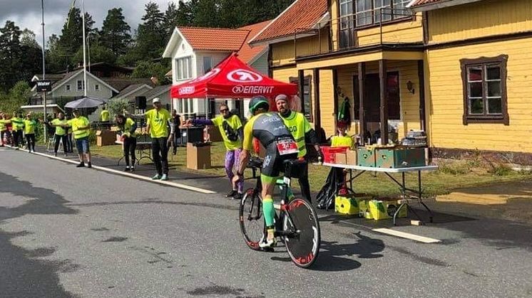 Pepp, hejarrop och energipåfyllning väntar deltagarna i Ironman 70.3 Jönköping på stationen i Bunn.