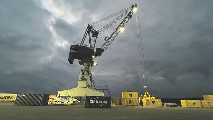 Åhus Hamn & Stuveri AB bestyckar Containerkran med Docker