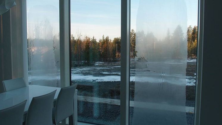 Solskyddsglaset som motverkar yttre kondens på energieffektiva fönster