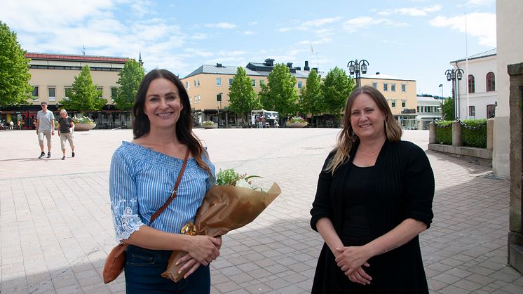 Vinnaren Linda Kallin fick en blombukett och ett presentkort av projektledaren Linda Lundberg.