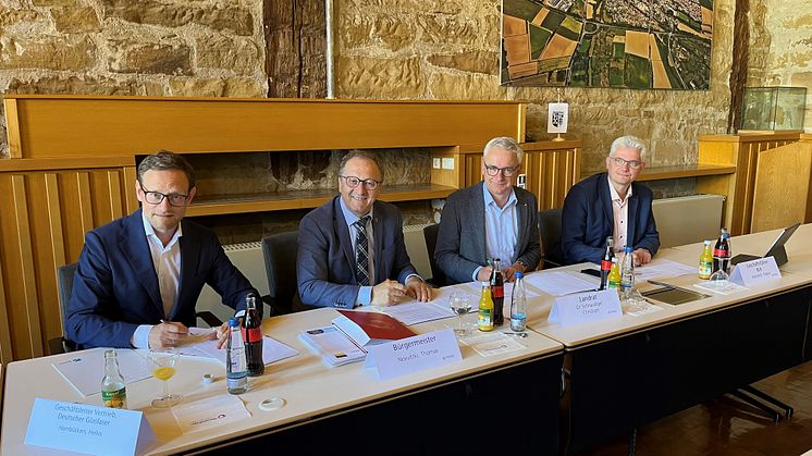 Bei der Vertragsunterzeichnung in Oberderdingen: Heiko Hambückers (DG), Bürgermeister Thomas Nowitzki, Landrat Dr. Christoph Schnaudigel und BLK-Geschäftsführer Ragnar Watteroth (vlnr)