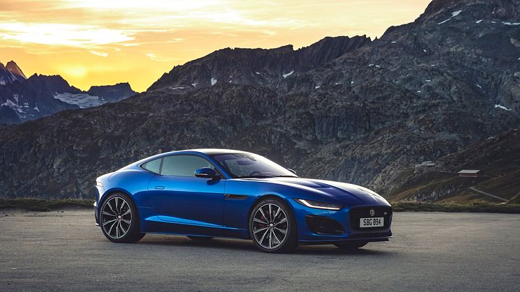 Jag_F-TYPE_R_21MY_Velocity_Blue_Reveal_Switzerland_02.12.19_04