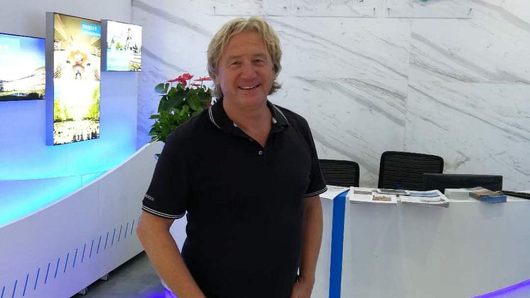 Uwe Wanger im neuen Deutschen Reisebuero in Hangzhou_China
