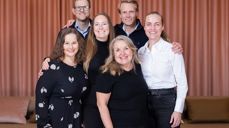 FINALISTENE KLARE: Juryen (f.v. bak) Stian Larsen, Stian Andersen, Ingvild Moen, Vikki Nathalie Walle-Hansen, Monica Solberg og jurykoordinator Kjersti Pedersen foran. Foto: Posten Bring