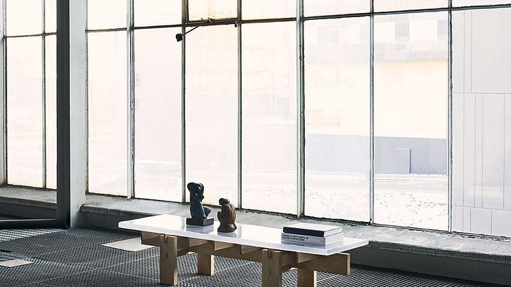 SOFFBORD V.LF.02 Soffbord, design Linn Fredlund. Underredet tillverkas i svensk massiv ek och skivan är tillverkad av gjutet glas.