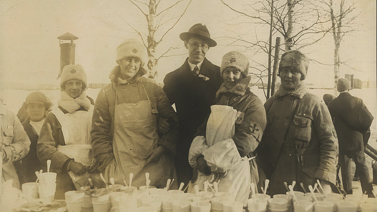 Lottor från Stockholm åkte upp till Vasaloppet 1928 för att utspisa åkare och besökare. På bilden tillsammans med Sven Jerring.