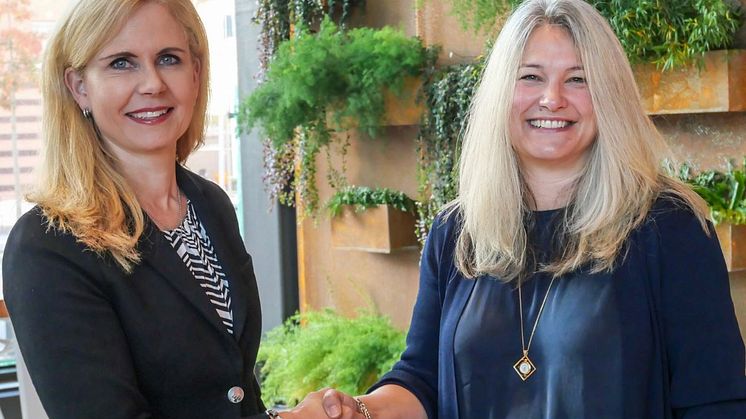 Karin Schreil, vd Fujitsu Sverige och Hillevi Agranius, CIO Husqvarna Group, i samband med undertecknandet.