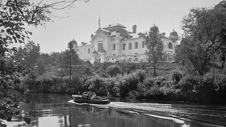 Historiens storslagna vingslag i Brunnsparken under kurortsepoken, en del av sommarens guidade vandringar.