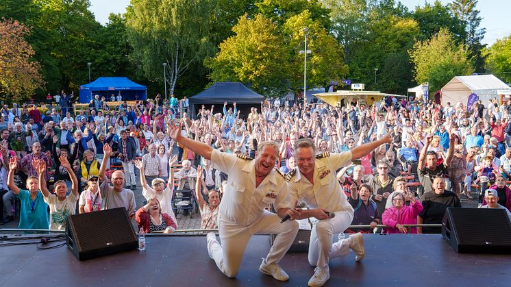 Stimmung auf dem Festplatz: Die "Schlagerpiloten" sorgten am Sonntagnachmittag für den krönenden Abschluss der Hephata-Festtage (Fotos: Stefan Betzler)