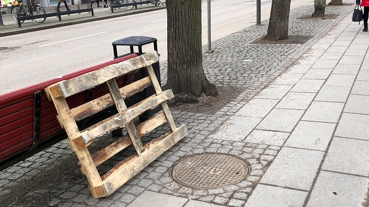 Det var detta brunnslock på cykelvägen längs Södergatan i Helsingborg som gav vika. Bilden togs innan NSVA hunnit spärra av det aktuella området. FOTO: Helsingborgs stad.