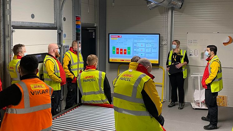 DHL's nye digitale performance board I brug. Til højre ses det gamle whiteboard.