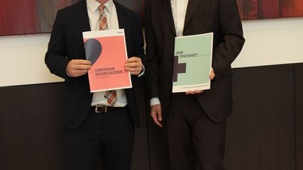 Daniel Schmalley, Leiter Kompetenzcenter Firmenkunden und Phillip Schilling, Geschäftsführer der Agentur Track