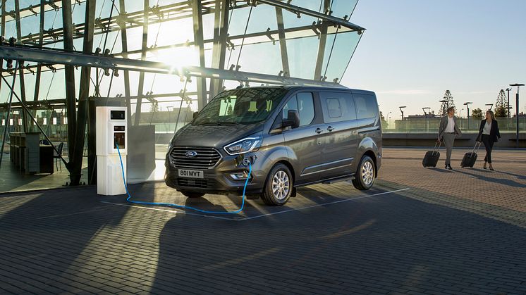 Ford dezvăluie versatilul Tourneo Custom într-o versiune Plug-In Hybrid capabilă să ruleze cu emisii zero
