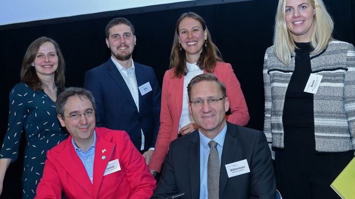 Silvana Hansmann, Dr. Tobias D. Gantner, Silver Mikk, Jessica Hanneken, Günter Wältermann und Sarah J. Becker (v.l.) zur Frage, was Startups in etablierten Unternehmen verändern. Foto: WISO/Schmidt-Dominé