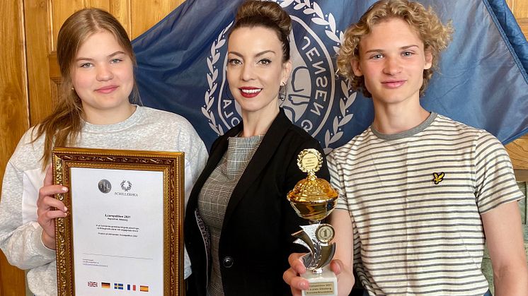 Patricia Trogrlic och Ragnar Hagberg - vinnarna av International Language Competition i ämnet svenska. Läraren Eva Brown, Förstelärare i Engelska & Svenska.