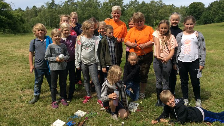 De orange damer på fotoet er Vildmarksnørder i aktion i sommers. De søger Fritidsrådet om en materialebank. 