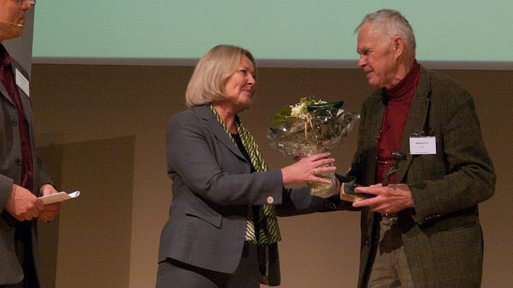 SLU:s rektor Lisa Sennerby Forsse delar ut naturvårdspriset 2011 till Anders Delin.