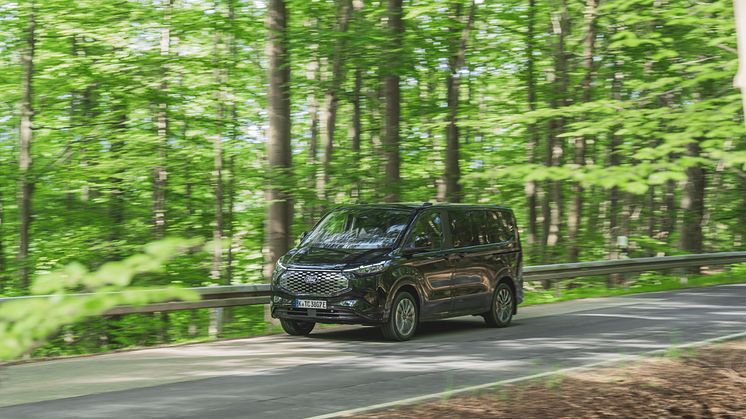 Ford E-Tourneo Custom_Titanium_X (6).jpg