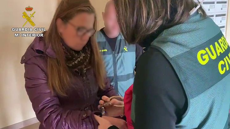 Sarah Panitzke being arrested by Spanish police (1).jpg