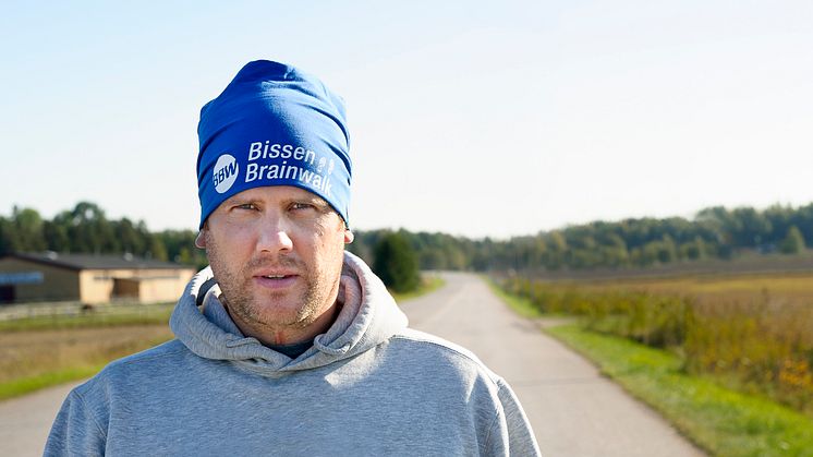 Tidigare bandyspelaren Mathias ”Bissen” Larsson vann flera SM-guld med Västerås och drabbades 2010 av en hjärnblödning. Nu samlar in pengar till forskning om hjärnan. Foto: Bissen Brainwalk