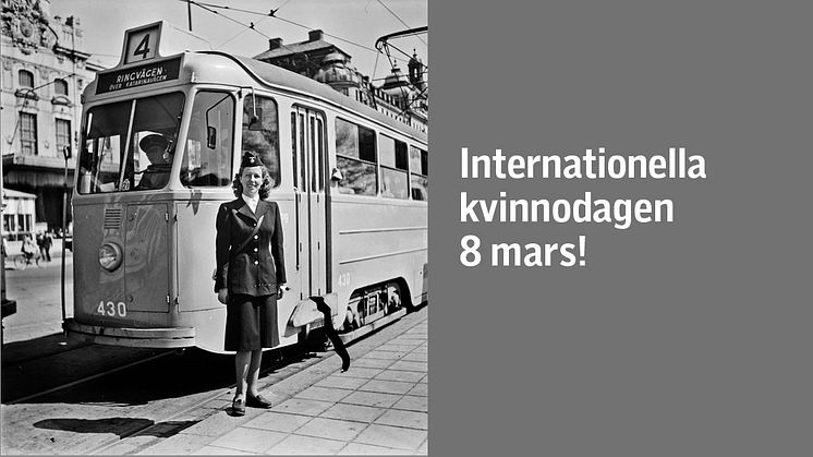 Konduktösen Södergren i ny uniform vid Nybroplan. Foto: Spårvägsmuseet