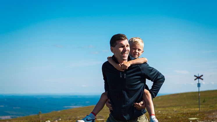 Sommar vandring pappa son