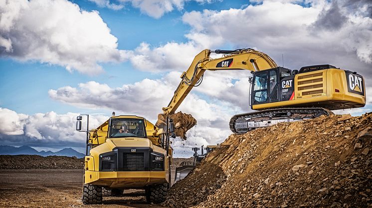 Cat 336F L XE hybridgrävmaskin och Cat dumper (hi-res)